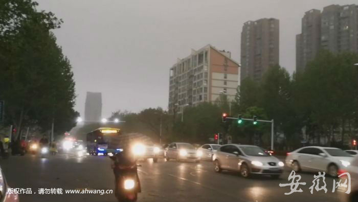 合肥出現黑晝現象 狂風大作暴雨傾盆