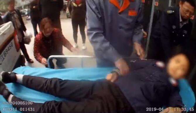 男孩倒地抽搐奶奶嚇蒙跪哭 蕪湖交警一路鳴笛4分鐘送醫