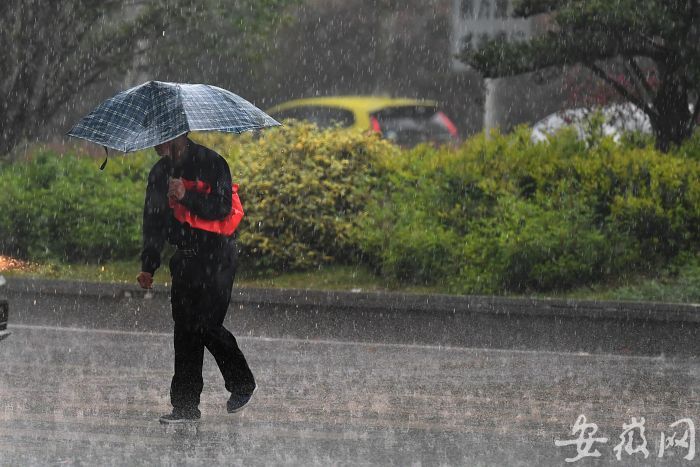 9 暴雨倾盆，雨伞也挡不住