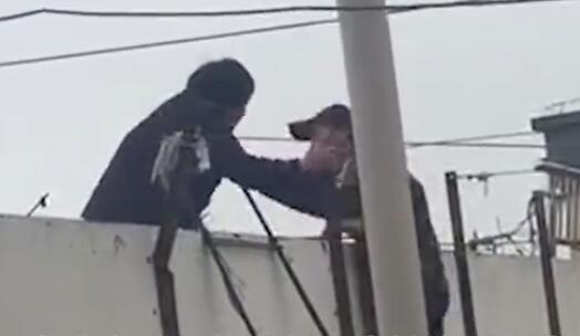 蕪湖6旬老太爬上34樓欲輕生 孫子一聲奶奶融化了其心