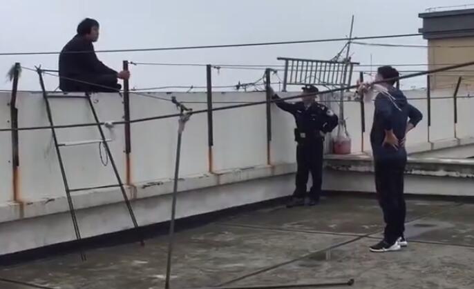 蕪湖6旬老太爬上34樓欲輕生 孫子一聲奶奶融化了其心