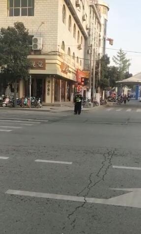 泗縣盲人過馬路遇阻 交警：拉著我 當我是你的眼