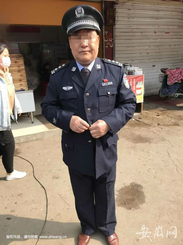 男子假扮警察回家上墳 為虛榮心穿警服招搖過市