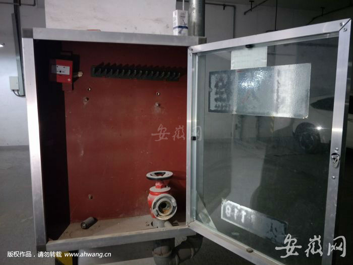 图为莱茵河畔花园小区地下车库内消火栓箱内设施缺失2