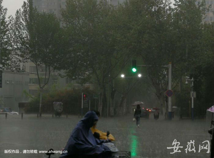 合肥出現黑晝現象 狂風大作暴雨傾盆