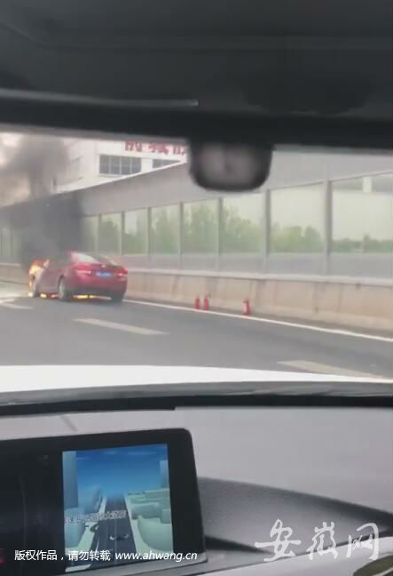 合肥高架橋上轎車起火 2輛消防車12名指戰員救援
