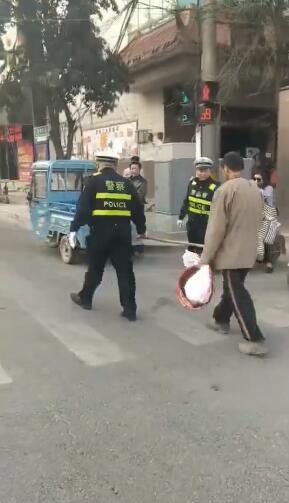 泗縣盲人過馬路遇阻 交警：拉著我 當我是你的眼