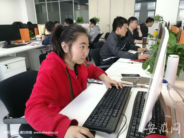 辦公室唯一的程序“媛”張嵩昊。