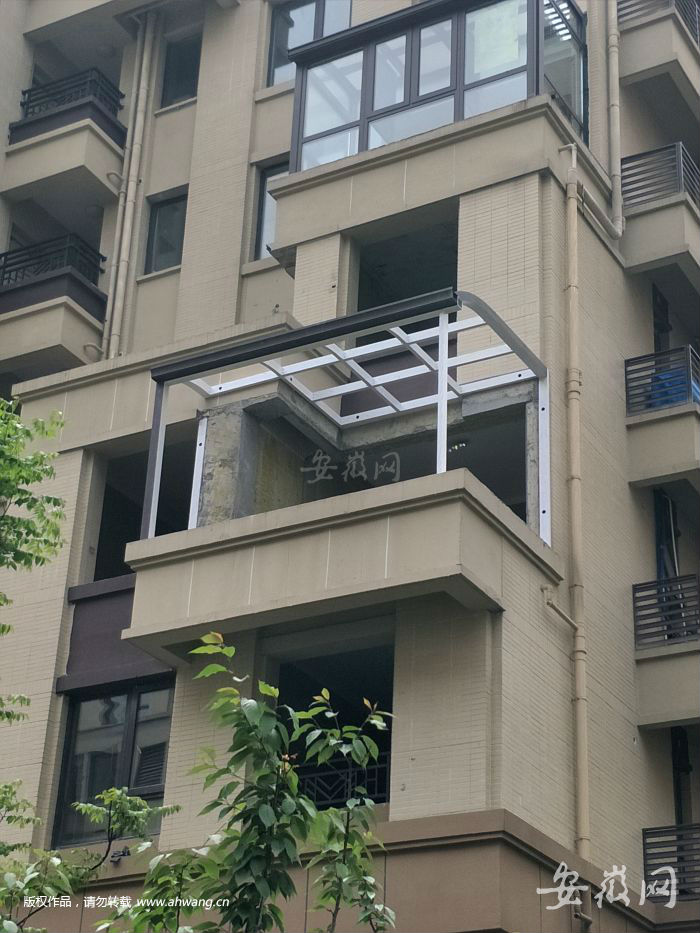 圖為保利羅蘭春天洋樓露臺上搭建的陽光房框架1