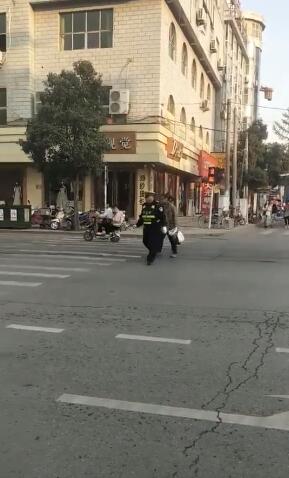泗縣盲人過馬路遇阻 交警：拉著我 當我是你的眼