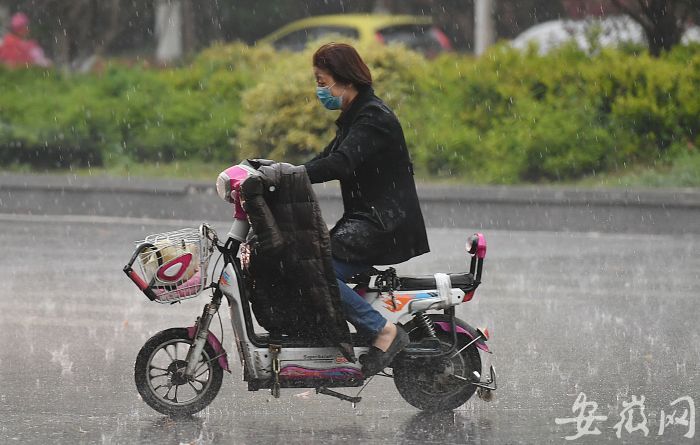 8 气象部门发布雷雨大风黄色预警信号
