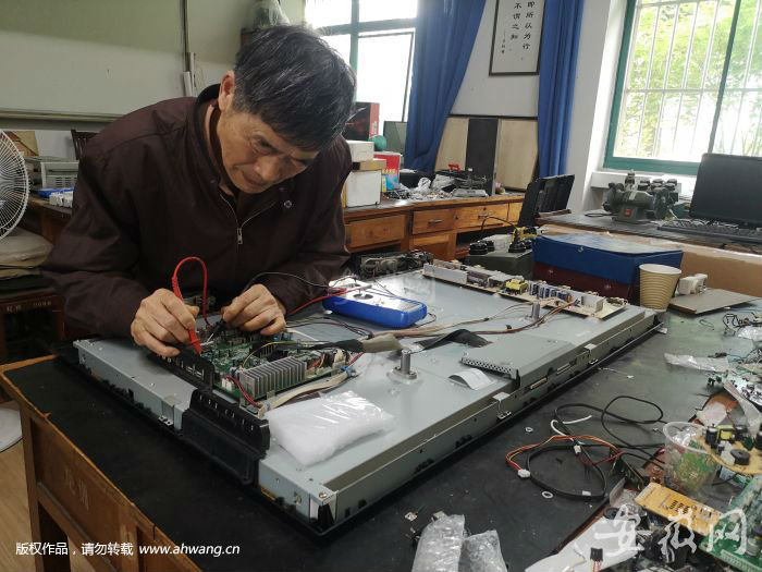 在“學雷鋒家電維修站”修家電的姚文正。
