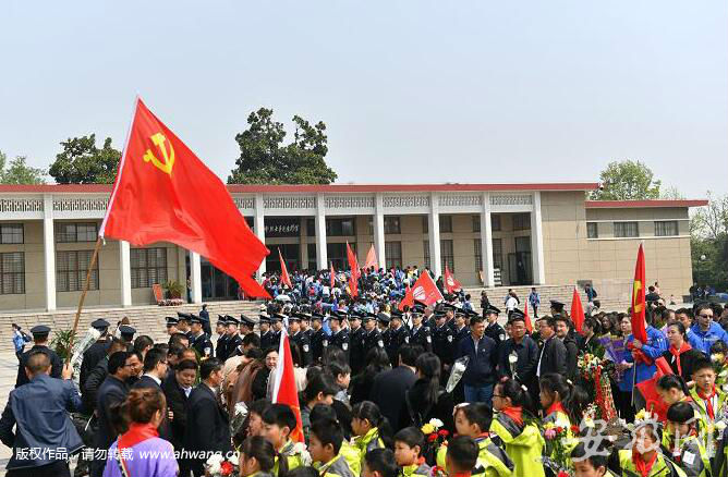 清明祭英烈 合肥烈士陵園迎來(lái)祭掃高峰