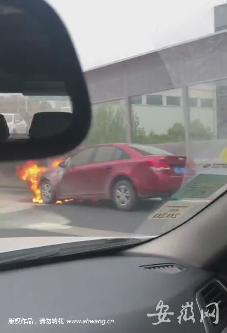 11111合肥高架橋上轎車起火 2輛消防車12名指戰員救援