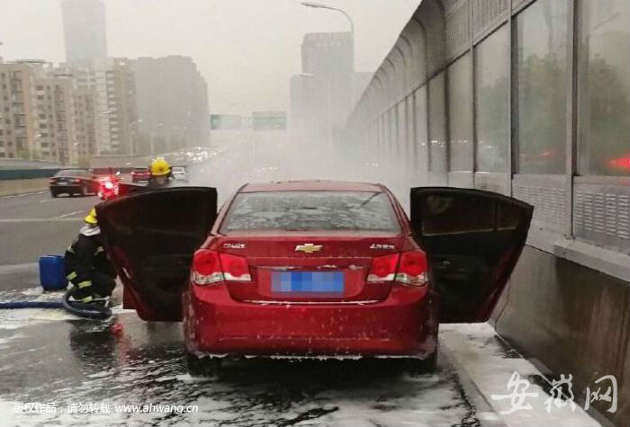 合肥高架橋上轎車起火 2輛消防車12名指戰員救援
