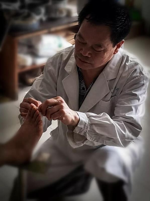躺着进来走着出去 安医大四附院中医疗法治好老腰突