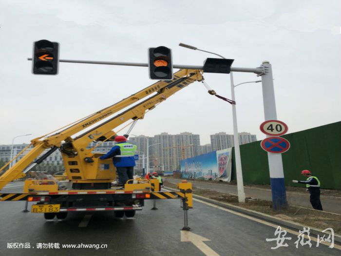 “燈泡俠”登高8米 維修合肥1300盞路燈