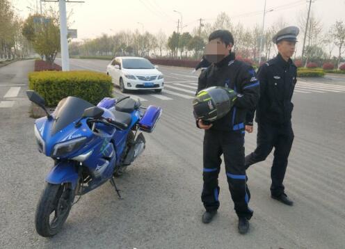 芜湖挂着假牌摩托车路上横冲直撞 司机：淘宝买的假牌