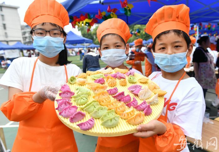 3 孩子們展示自己包的彩色餃子