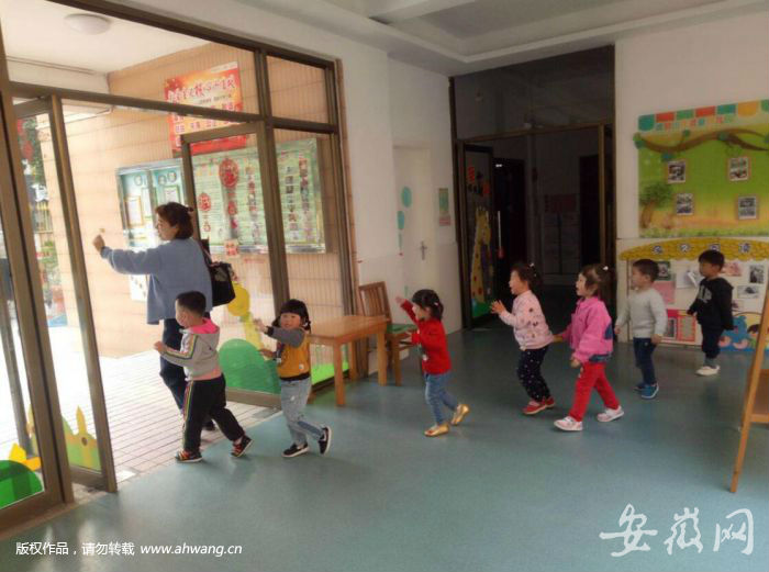 “假阿姨”用1根棒棒糖“拐走”7名小朋友