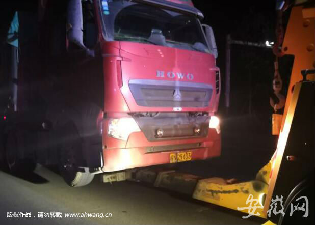 超限車連續(xù)三天沖卡 被攔停后司機(jī)囂張呼叫后車躲避