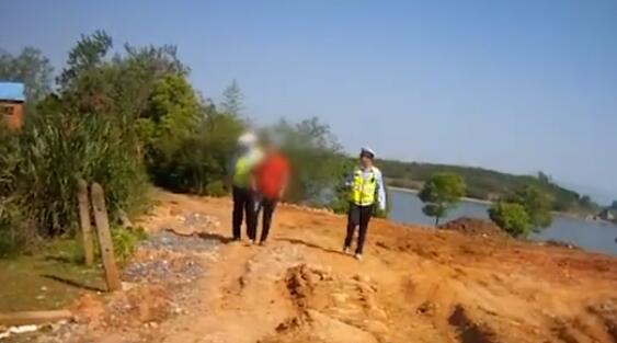 東至酒駕男子跳進臭水塘躲交警 埋怨“水有點味”