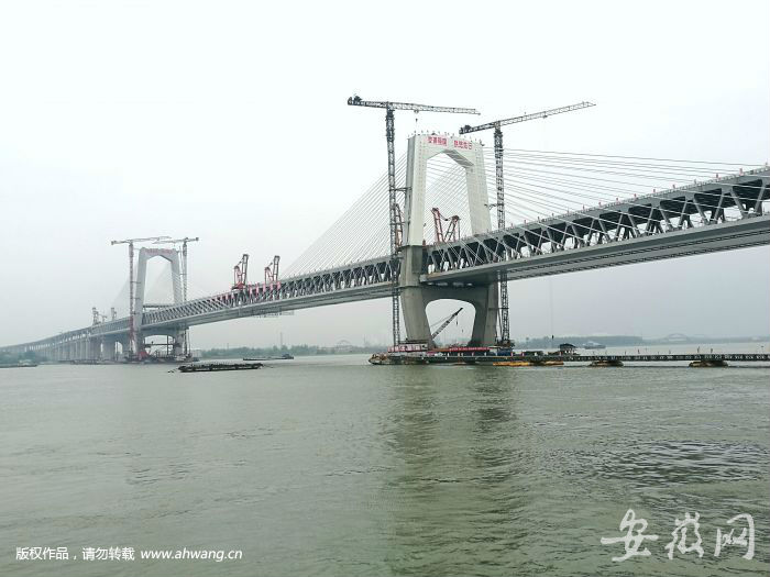 蕪湖長江公鐵大橋鋼梁合龍 世界首座高低矮塔公鐵兩用斜拉橋