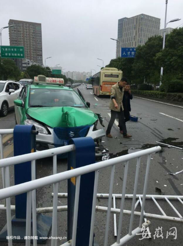 阜陽一出租車撞上護欄 車頭嚴重變形