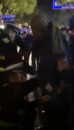 寧國(guó)涉酒駕司機(jī)緊閉門(mén)窗拒下車(chē) 民警教科書(shū)式破窗