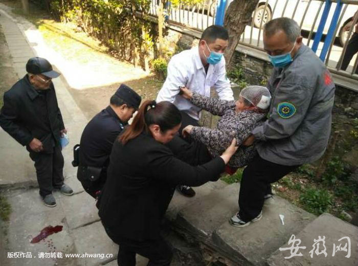 銅陵83歲老人下臺階踏空摔傷 民警聯(lián)合120緊急救助