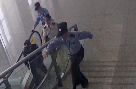 老人從扶梯滾下 黃山民警一步跨過圍欄飛奔救人