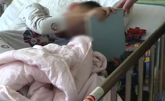 男孩倒地抽搐奶奶嚇蒙跪哭 蕪湖交警一路鳴笛4分鐘送醫