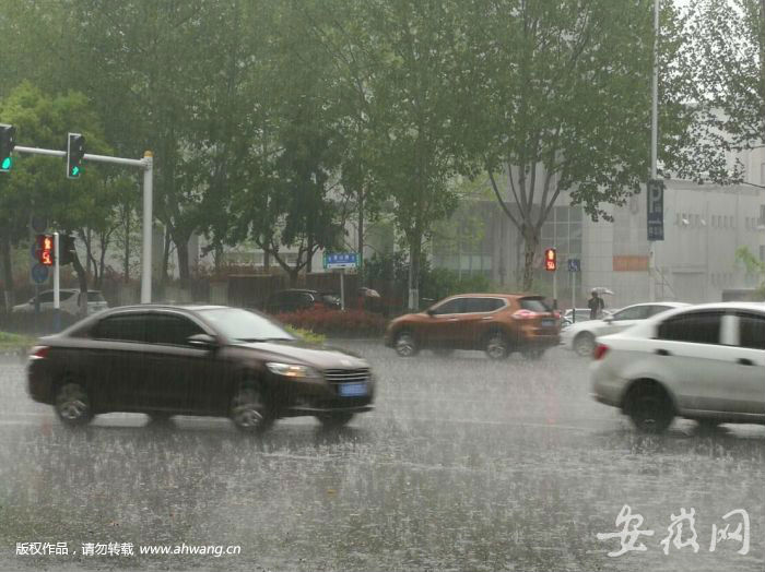 合肥出現黑晝現象 狂風大作暴雨傾盆