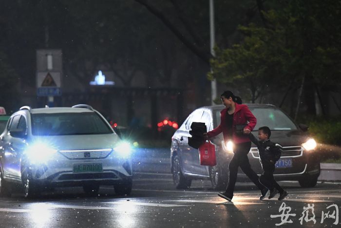 1 早上8点左右，合肥市区天空突然暗下来，出现黑昼现象