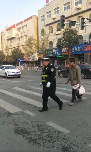 泗縣盲人過馬路遇阻 交警：拉著我 當我是你的眼