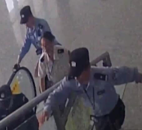 老人從扶梯滾下 黃山民警一步跨過圍欄飛奔救人
