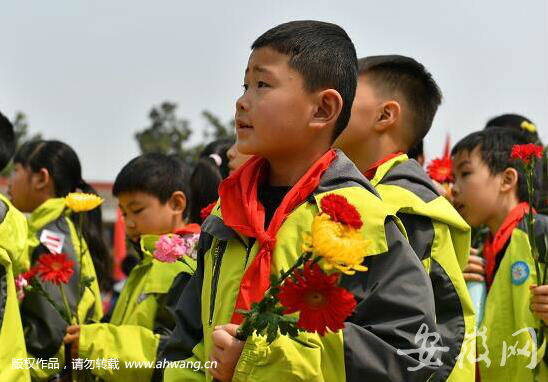 清明祭英烈 合肥烈士陵園迎來(lái)祭掃高峰