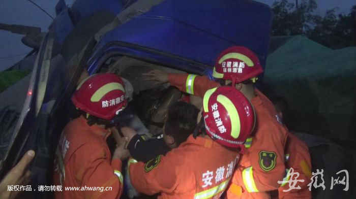 泗縣：半掛車發生車禍 連撞斷2棵樹和1根電線桿