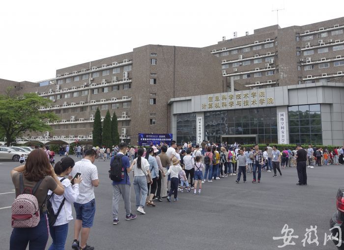 一些開放的熱門實驗室前排起數百米長隊