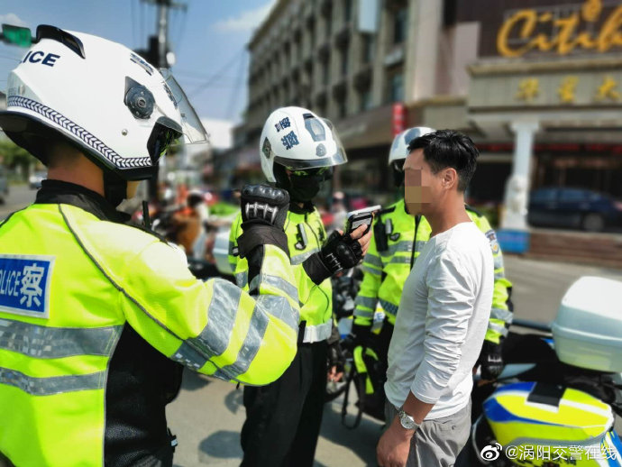 渦陽交警請酒駕司機“喝喝茶” 稱暢談感受才能牢記