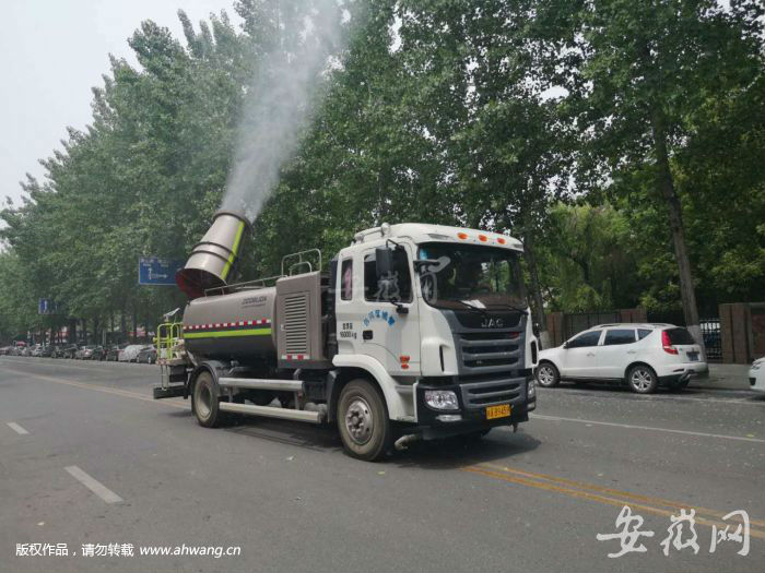 霧炮車對樹冠進行高壓噴射作業(yè)。