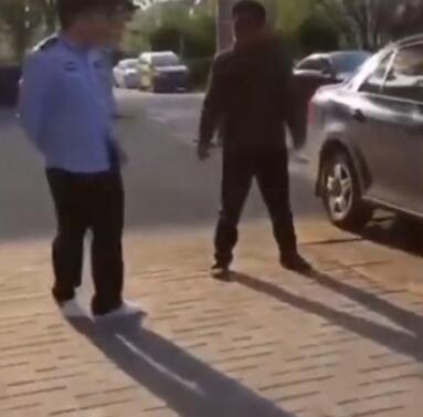 穿著衣服找衣服 亳州醉酒男大白天耍酒瘋