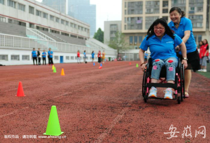 女生遇車禍變植物人 媽媽用14年喚醒后“重塑”