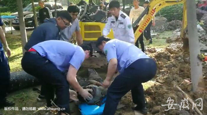 合肥一小區施工塌方 一名工人被埋