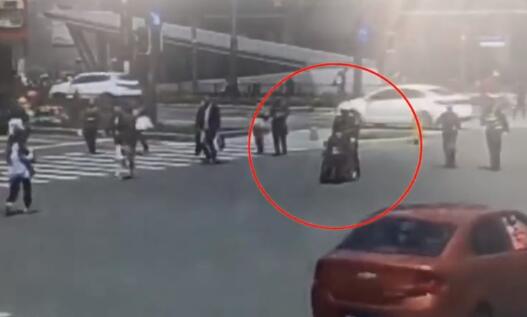 合肥交警給一對陌生老夫妻做了一回“貼心兒子”