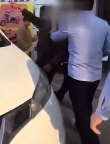 穿著衣服找衣服 亳州醉酒男大白天耍酒瘋
