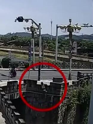 黄山聋哑外卖小哥跳河救落水老人 手语比划：她需要我