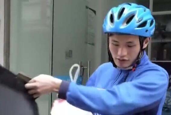 黄山聋哑外卖小哥跳河救落水老人 手语比划：她需要我