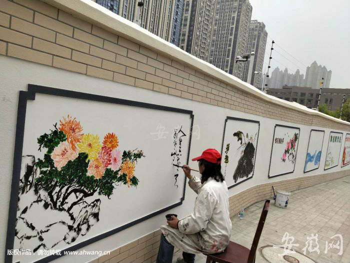 躍進巷內書畫家進行墻繪