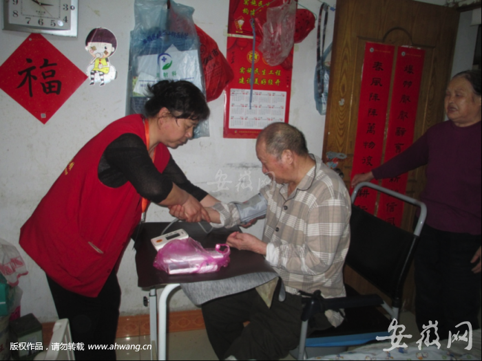志愿者給老人量血壓